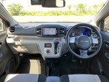 開放感のある室内空間が広がります。運転席からの視界も広く、運転しやすいです。快適なドライブをお楽しみください。