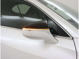 走行中、ドアミラーでは確認しにくい後側方エリアに存在する車両を検知し、ドアミラーのインジケーターが点灯するブラインドスポットモニター装備しています