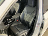 ヴァーネスカレザーシート・シートヒーティング。ヴァーネスカレザーは多くのBMWモデルで採用されているレザーでシボが細かく柔らかい印象のレザー。高級感、機能性、耐久性を備えています。