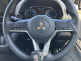 左右のスポークにスイッチが備わり、運転姿勢を大きく変えずに各種操作へ手を伸ばせます。メーターを見ながら扱いやすく、運転中の利便性に配慮された装備です。