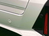 車の四隅にセンサーを施し死角になりやすい左右前後方向の障害物を感知することで、縦列駐車や車庫入れをサポートするコーナーセンサーが付いてます
