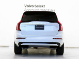 XC90は、使い方の幅を広げる7シーター仕様。洗練された佇まいの中に、高い実用性を秘めています。室内に足を踏み入れば、そこはまさに北欧のリビングルーム。落ち着きある明るい雰囲気をご堪能ください。