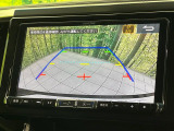 【バックカメラ】駐車時に後方がリアルタイム映像で確認できます。大型商業施設や立体駐車場での駐車時や、夜間のバック時に大活躍!運転スキルに関わらず、今や必須となった装備のひとつです!