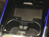 納車前整備は、メルセデスベンツ国際認定メカニックによる最新の検査ライン等の施設が充実した当社工場で入念に行います。メルセデス・ベンツの定める厳しい基準をクリアしたお車のみをご案内させて頂きます。