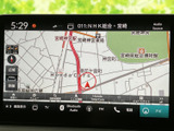 地図上に現在地周辺の道路や施設名が表示され、行き先までの位置関係を確認しやすい画面です。縮尺や表示項目を使い分けながら、目的地への移動をサポートします。