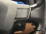 ステアリングスイッチ付きで、運転中に視線を前に向けたまま操作できます。