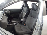 中古車をキレイで気持ちよくお乗りいただけるよう、エンジンルームからシートを外した洗浄まで、目に見えない部分も徹底的に洗浄しています!