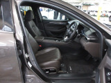 すわり心地の良い運転席・助手席です。長時間のドライブの疲れ軽減に貢献します。どうぞ快適なドライブを。