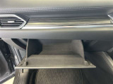 ちょっとしたところは収納ボックスにもなっています。車内はサイズも決まっているので、収納が少ないと思っているアナタ!ご安心ください。さまざまなところに収納が隠れているんです♪