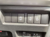 運転席から左右のスライドドアを電動で開閉できるスイッチを備えています。狭い駐車場での乗り降りや雨天時の送迎など、荷物やお子様を抱えている際にもスムーズな乗降をサポートしてくれる実用的な仕様です。
