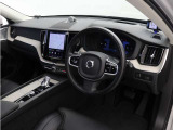 インストルメントパネルは僅かに運転席側へと傾けられているほか、余計なスイッチ類を可能な限り排し、運転に集中しやすい環境を造り出しています。