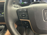 運転中、オーディオの操作をしてて、ハッとしたことはありませんか?ステアリングスイッチは、運転中でもハンドルでオーディオの操作が可能です。安全なドライブをサポートします。