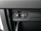 ETCユニットがグローブBOX内に収まっています。