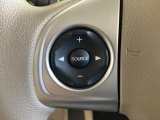 ステアリングスイッチがついていますので、オーディオのチャンネル変更、ボリューム、ジャンル変更が操作可能です。ハンドルから手を離さず安全に操作できます。
