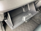 車検証入れとボックスティッシュを入れても余裕のある大型グローブボックスです!