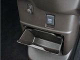◆センターロアボックス◆インパネ中央の下部には、ごみ箱としても使用する事ができるセンターロアボックスを装備しております。