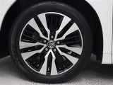 専用18インチアルミホイール(切削光輝+ブラック塗装)が装着されています。タイヤサイズ235/50R18