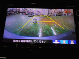 バックカメラの画像です。ガイドラインがスムースな車庫入れをサポートいたします。車庫入れの安心感がアップしますね。