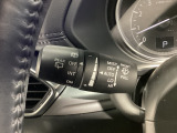 レバーをAUTOの位置にしているとき、レインセンサーが雨を感知すると、雨量に応じてワイパーが自動で作動してくれるオートワイパーを装備!設定変更で非作動にすると、間欠作動に固定されます。
