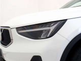 ひときわ印象的なT字型のLEDヘッドライトは、新世代のボルボを象徴するユニークなアイコンとなっています。LEDデイタイム・ランニング・ライトやポジションライト、ウインカーの役割も果たします。