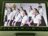停車中にテレビ映像を視聴でき、待ち時間を過ごす際にも活用できます。画面下にはオーディオやメニューの操作ボタンも並び、停車中に必要な項目を確認しやすい構成です。