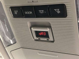 SOSボタンです。自動車の運転中、事故や急病時などの緊急事態が発生したときに、ヘルプネットを通じて外部に救助を手配するためのボタンです。