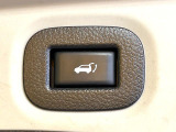 【パワーバックドア】スマートキーや運転席のボタンを押すだけでリアゲートが自動で開閉します!荷物を持っている時や、高い位置にあるバックドアを閉める際に便利な機能です♪