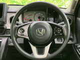 手元にスイッチ類がまとまり、運転姿勢を大きく変えずに扱いやすい配置です。メーター類も視線の先にあり、日常の運転をサポートします。
