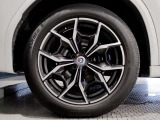 【BMWアロイホイル】軽量かつ強度に拘ったアロイホイル。走行性能ポテンシャルを引き出す設計。車の足元を引き締めてくれる大きなポイントはアロイホイルです。