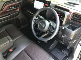 運転席助手席はベンチシートになっており、広々座れます☆