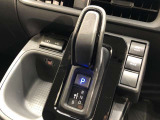 操作しやすいATシフトです。シフトチェンジを気にしなくてよいので運転だけに集中できますね。自然と手に届くところにある、手になじむ形状のシフトノブがいいですね。