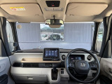 視界を遮らない細いフロントピラー、高いアイポイント、フラットなインパネでクリアな見晴らしで運転していただけます☆