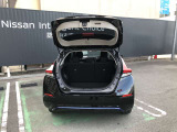 EVだからって、ラゲッジスペースは普通に。たっぷりの荷物もしっかり積めるフレキシブルに前後する荷室を実現。ゴルフバッグは横に搭載可能。もちろんバッグによりますが私のバッグは