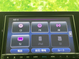 CDやラジオ、テレビなど複数の音源を画面から選べます。電話や設定情報への項目もまとまり、使いたい機能を確認しながら切り替えられるので、普段使いに便利です。