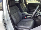 ゆったり座れる本革セパレートシートは、運転席8ウェイ、助手席4ウェイのパワーシートです。