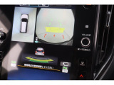 それぞれのカメラをつなぎ合わせ上から見たような画像が映し出される全周囲カメラ装備です。