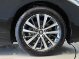 純正のアルミホイール装着車です。タイヤサイズは215/55R17です。