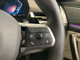 運転中にもオーディオの音量やFMの切り替えなどステアリングでの操作で切り替え可能なため、ステアリングから手を放す必要がない為、運転中でも操作が簡単でございます。