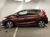 高効率なエンジンをモーターがアシストして走行中の燃費消費を抑えるハイブリッド。停車中もアイドリングストップにより燃費消費と排出ガスをなくします。