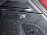 AC100V、1500Wのコンセントを車内に設置。アウトドアや駐車場で野外のコンセントとして利用できます。また、停電などの非常時にも使える便利な機能です!