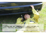リア部の骨格に損傷・修正・交換跡がないかライトを使用し入念に確認します。合わせて、下回りのサビ・突き上げ等の見えづらい部分の確認もします。