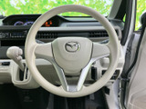 握りやすい円形のステアリングで、運転姿勢を整える際にも自然になじみます。前方のメーターを見渡しながら扱える位置にあり、毎日の運転を落ち着いて始められます。