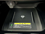 フロントコンソールにはQi(チー)規格対応のワイヤレス充電器が搭載されております。ケーブルを抜き差しせずに、快適に充電いただけます。