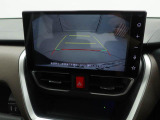 後退時に車両の後ろ側をモニター画面に表示します。車庫入れなどでバックする際に後方確認ができて便利です。車庫入れが苦手な人もこれで安心。