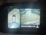 前後左右4つのカメラで、上から見たような映像をお届け、駐車時も安心、アラウンドビューモニター付(肉眼では確認し辛い左前の映像に切り替えることも可能です)。