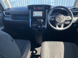 ナビ画面や各種スイッチがセンターにまとまり、運転席から確認しやすい配置です。前席まわりの操作部が手の届く範囲に集まり、日々の移動で使いやすい車内空間です。