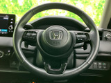 左右にスイッチを備え、手元で各種機能を扱える仕様です。運転姿勢を保ちながら必要な操作へアクセスしやすく、毎日の移動を便利にサポートします。