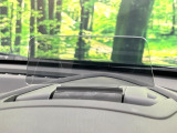 【ヘッドアップディスプレイ】現在の速度や走行情報をデジタル表示で運転席前方のガラスに投影!運転中、目線をずらさず必要な情報を確認できるのでとっても便利で安心!
