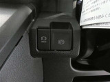 電動パーキングブレーキを搭載。スイッチ操作でパーキングブレーキを作動・解除することが可能ですので、操作の力が不要ですよ♪