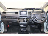 操作性に優れた運転席となります!小物入れや各ボタンの配置にこだわり、使いやすいです!座り心地もよく視認性も良好なのでロングドライブもお任せ下さい!